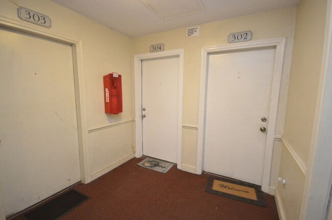 Building Photo - 1300 Park Glen #304, Raleigh, NC - Bev Rob...