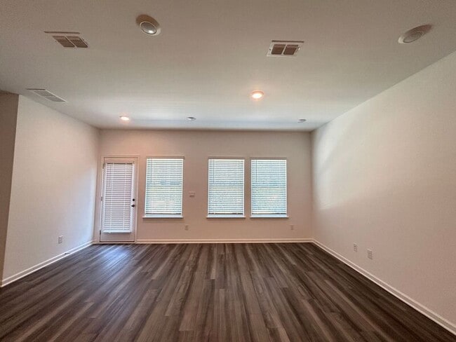 Building Photo - 108 Harpy Dr