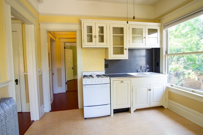 Building Photo - Heart of the City-Spacious Vintage 2-Bdr Ready Early April!