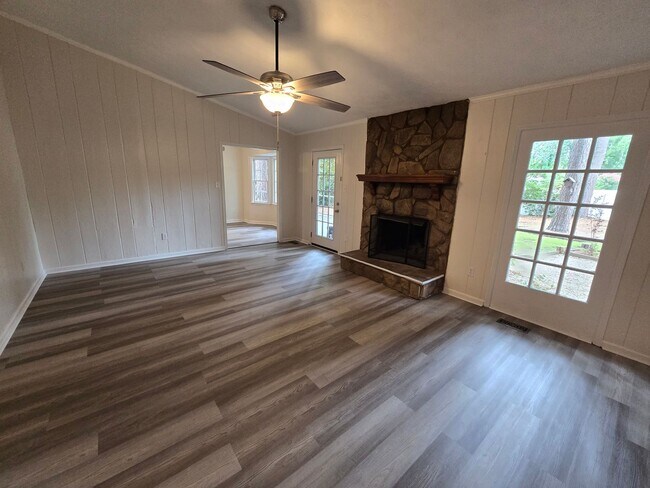 Building Photo - 206 Viking Dr