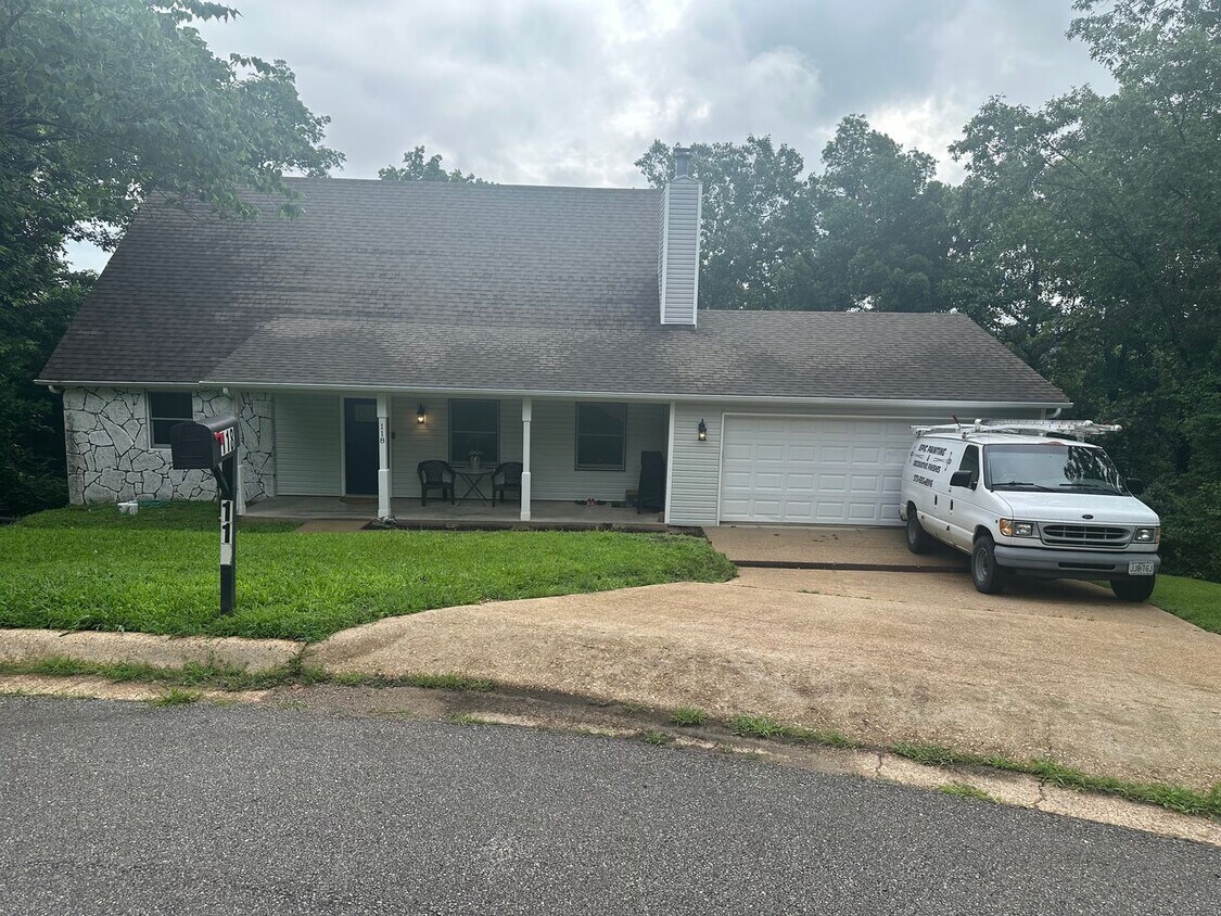 Building Photo - Updated 5 Bedroom Home Located in the High...
