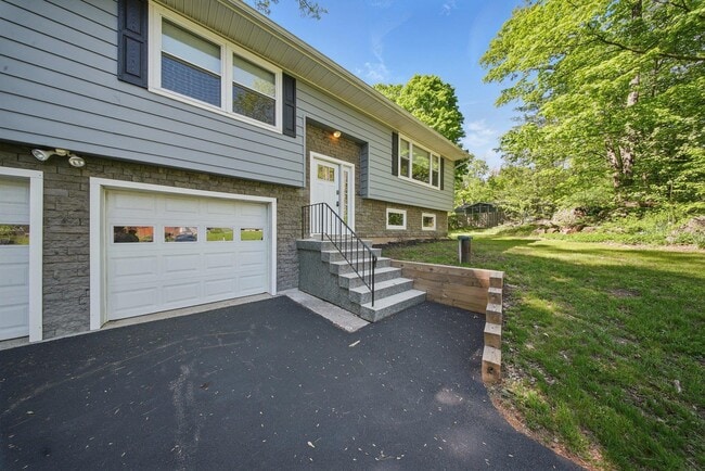Building Photo - 30 Doe Rd