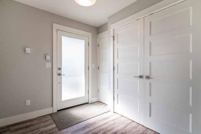 entry way - 1605 SE Yukon St