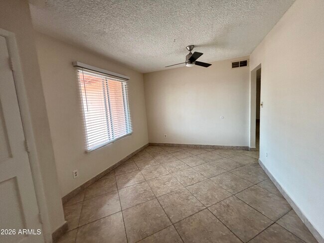 Foto del edificio - 4014 W Christy Dr