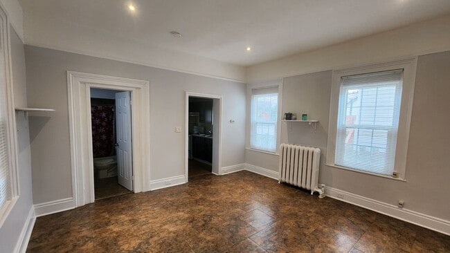 Salon - 270 Carlton St