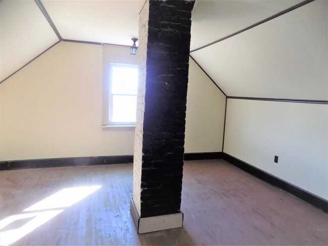 Building Photo - 425 15th Ave