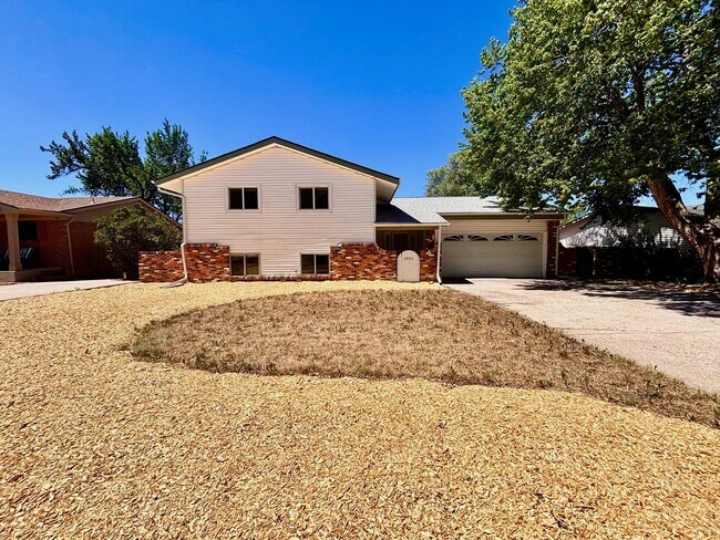 Foto del edificio - Spacious 4-Bedroom Home in Central Colorado Springs