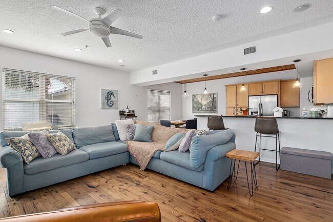 Foto del edificio - Beach living in beautiful furnished home!!