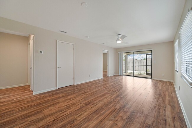 Building Photo - Available Mid April - Bonita Condo just Mi...