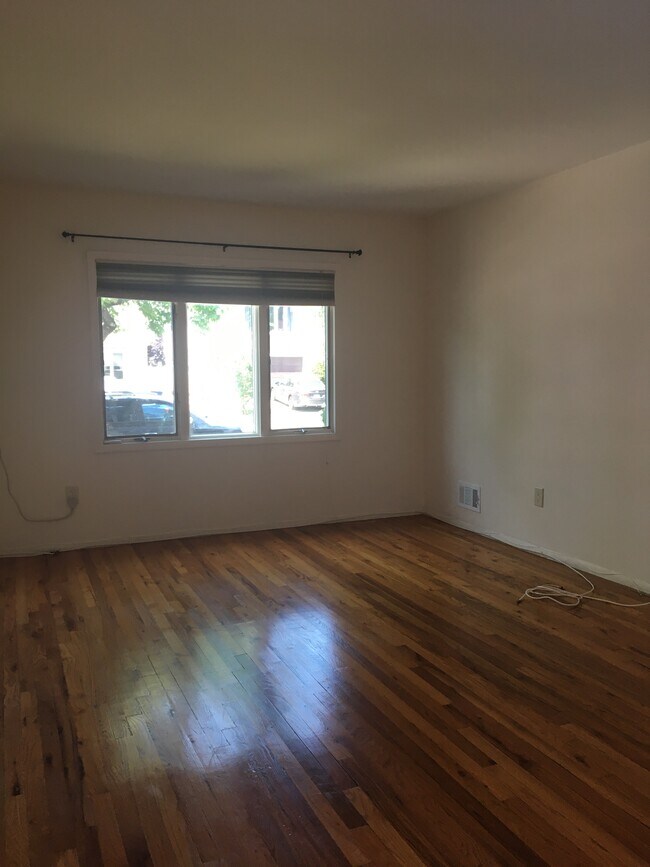 Building Photo - 36 Devens St