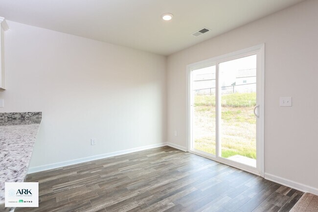 Building Photo - 2106 Southlea Dr