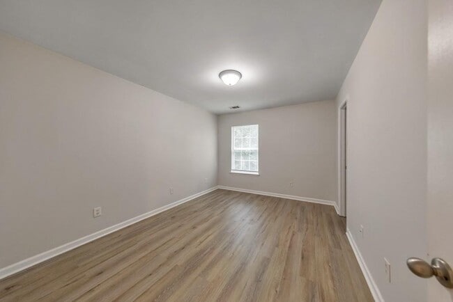Building Photo - 2830 Mayfair Dr