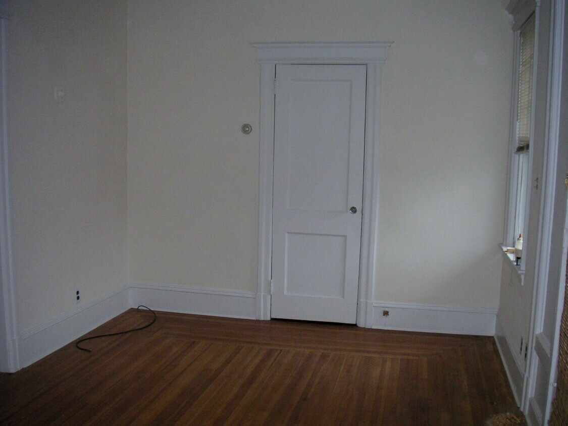 127 Silver Lake Rd Unit Cottage, Staten Island, NY 10301 Apartments