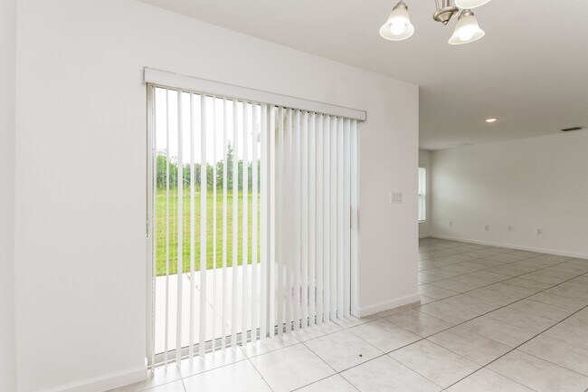 Foto del edificio - 1327 Lucerne Loop Rd NE