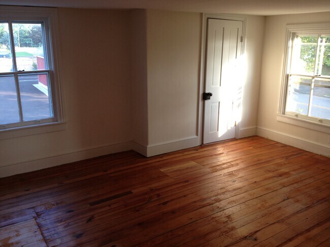 Family room - 105 N Main St