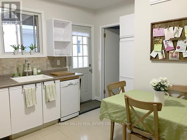 Building Photo - 327 Howland Ave