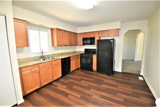 Foto del edificio - 22830 Lakeshore Dr
