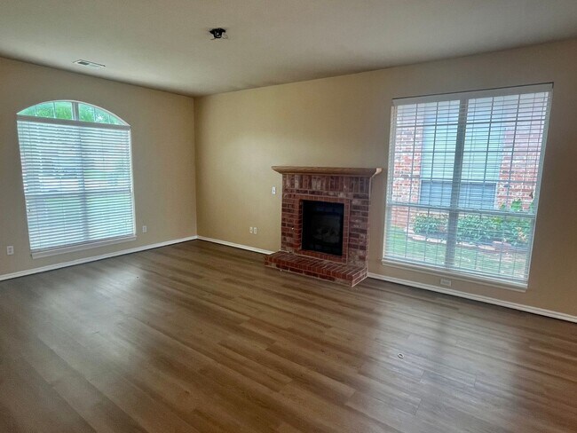 Foto del edificio - Gorgeous 3 Bed 2 Bath In Edmond
