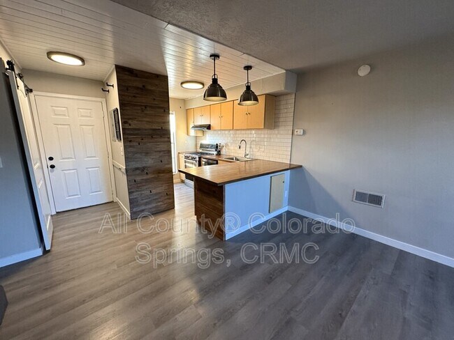 Foto del edificio - 3415 Rebecca Ln