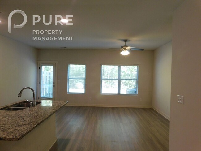 Foto del edificio - 672 The Heights Ln