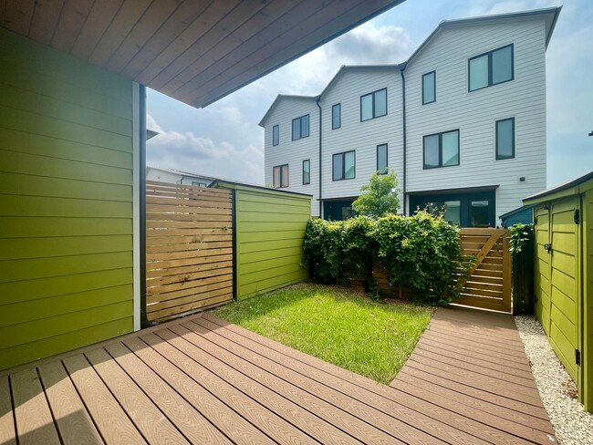 Building Photo - Modern High-End Townhome!