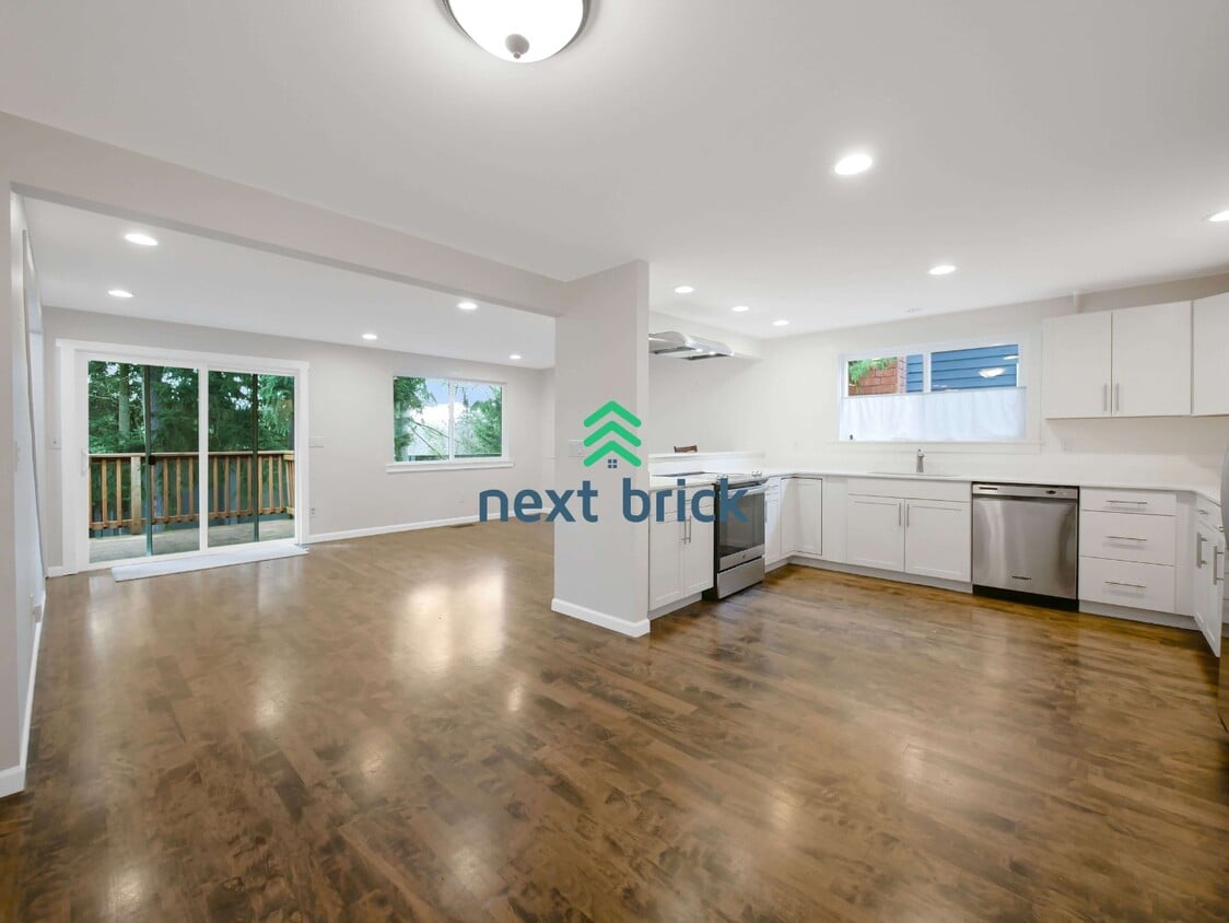 Beautiful 5-Bed Single-Family Home in Prime Kirkland Location! - Beautiful 5-Bed Single-Family Home in Prime Kirkland Location!