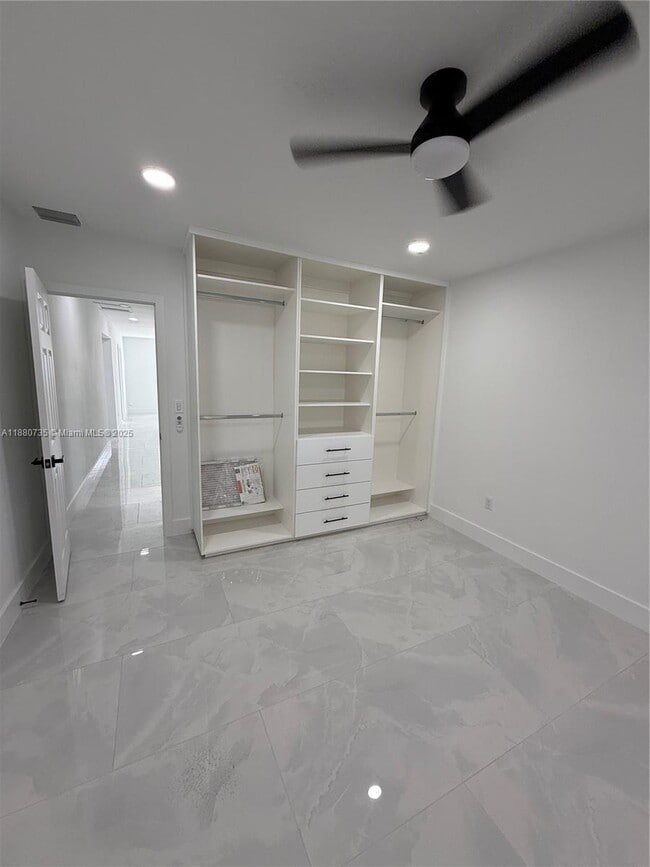 Foto del edificio - 841 W 50th St