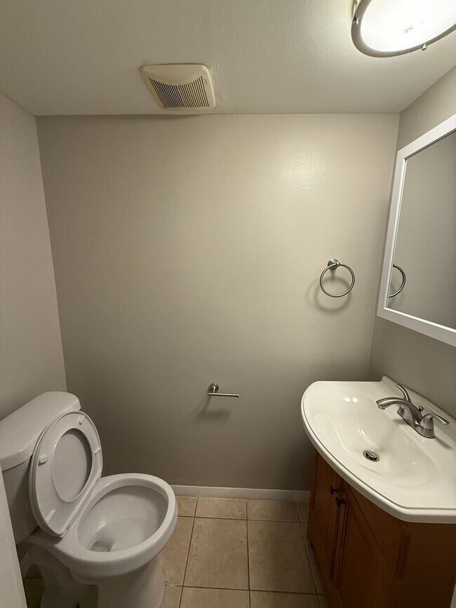 Building Photo - Adorable Fully renovated Townhouse in Bowie