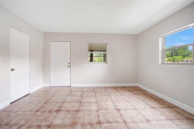 Building Photo - 806 Wingo St