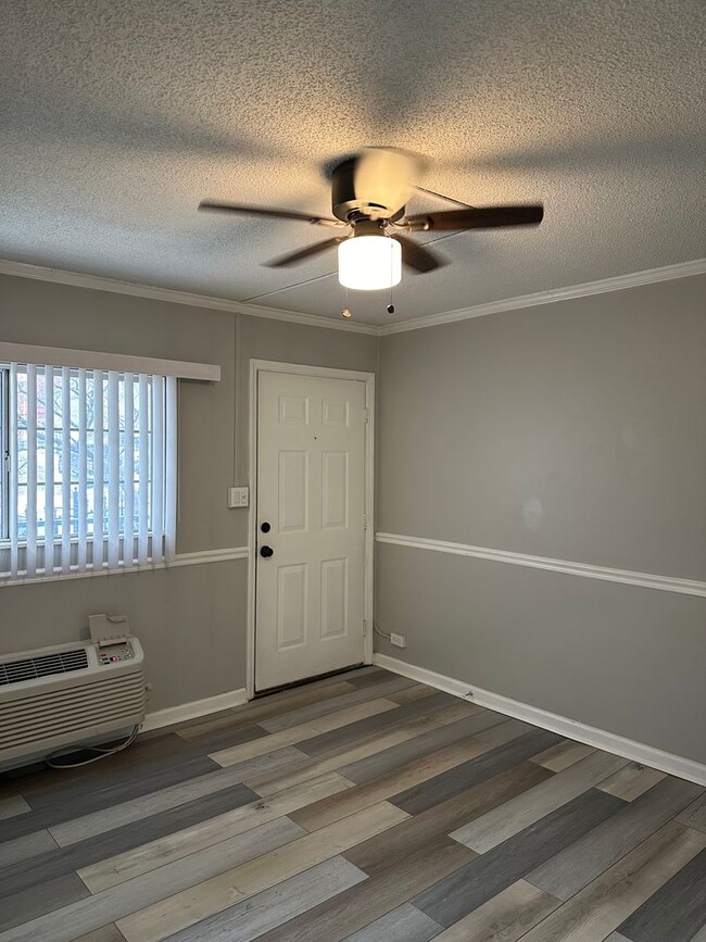 Building Photo - Evian Tower Condominium: 1BD/1BA and comes with assigned parking space. AVAILABLE NOW 2/1/24