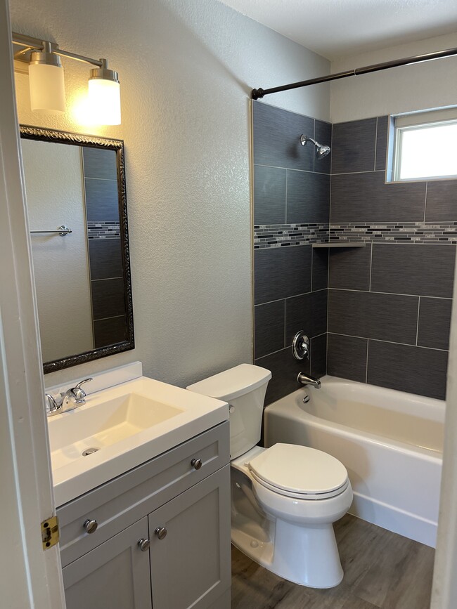 Building Photo - 8805 Salmon Falls Dr
