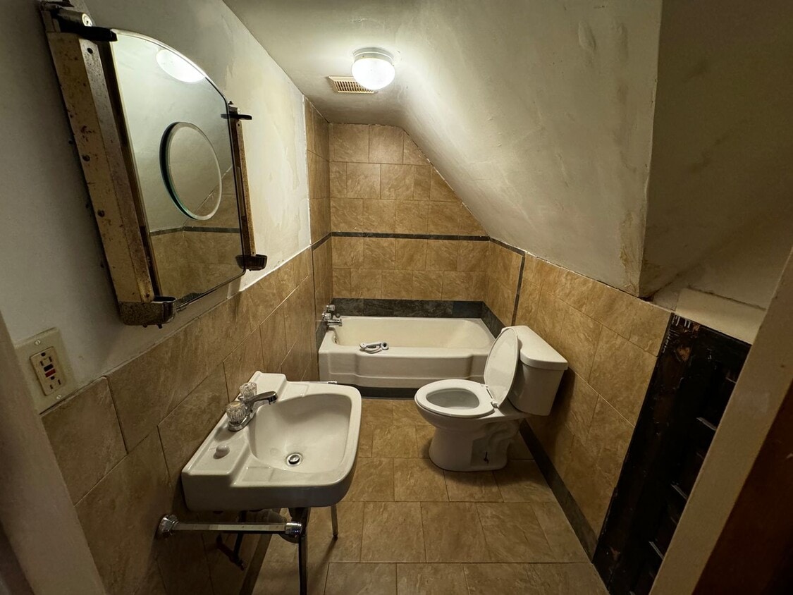 Building Photo - Prime Living: Unmatched Apartment in Canto...