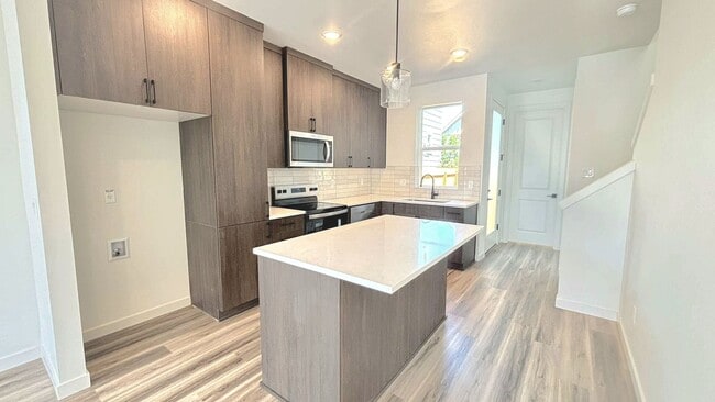 Building Photo - L0628