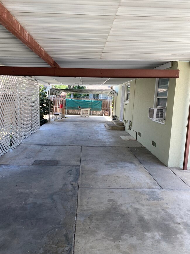 Building Photo - 620 E Tulare Ave