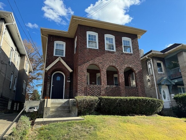 Fantastic and Bright Second Floor Duplex! - Fantastic and Bright Second Floor Duplex! House