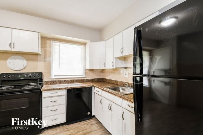 Building Photo - 665 Mark Twain Dr