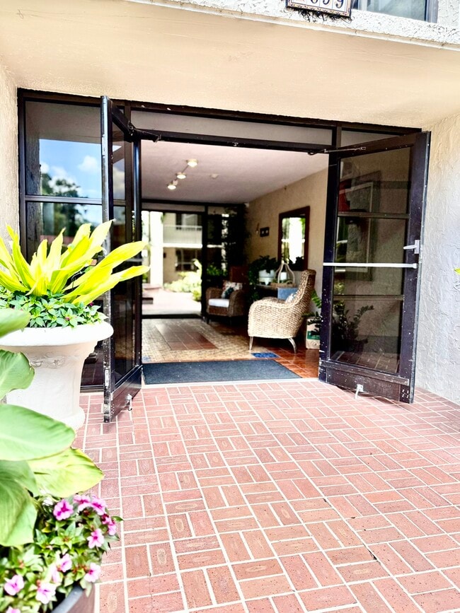 Building Photo - 2699 Seville Blvd