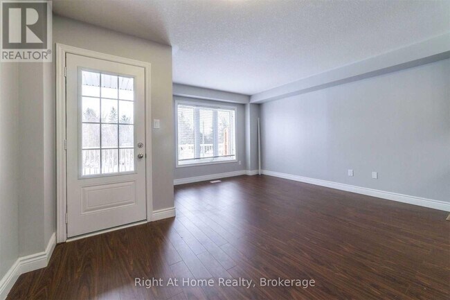Photo du bâtiment - 66 Knotty Pine Ave