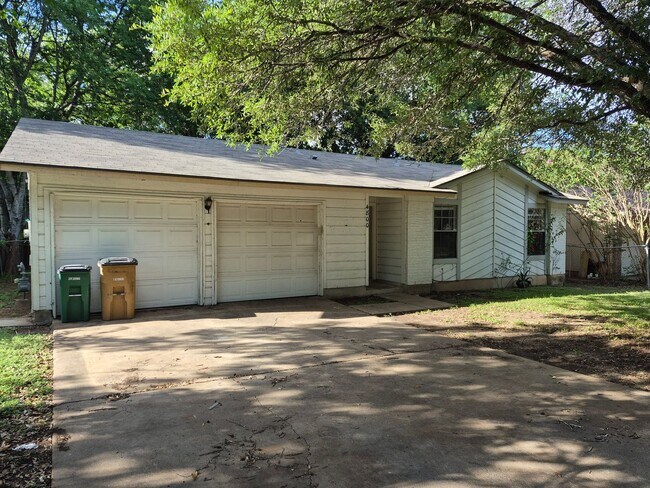 Foto del edificio - Charming South Austin Home with Huge Backyard & Mature Trees