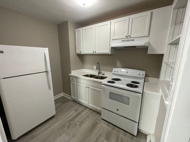 Building Photo - 613 Caldwell Ave NE