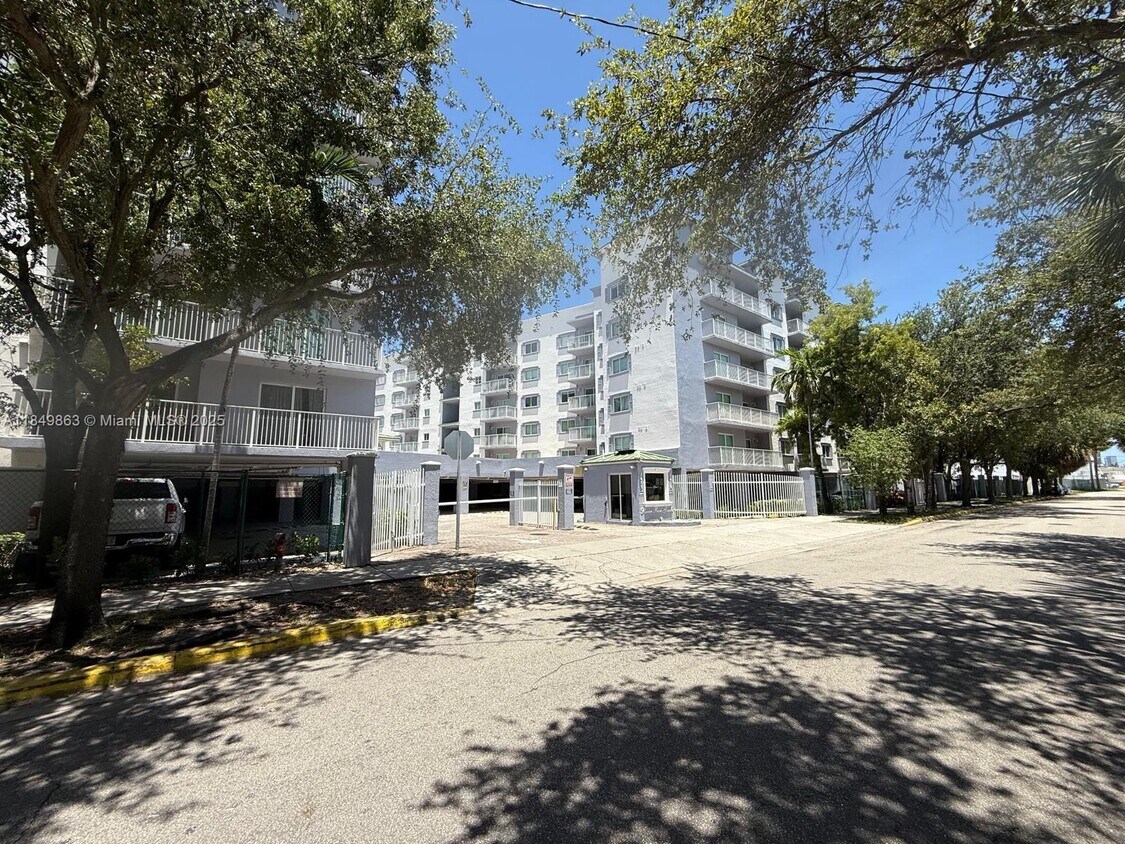 Foto principal - 2415 NW 16th St Rd