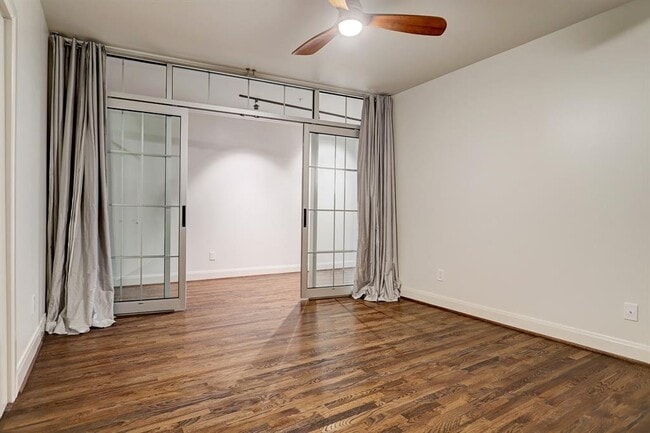 Building Photo - 1005 S Shepherd Dr