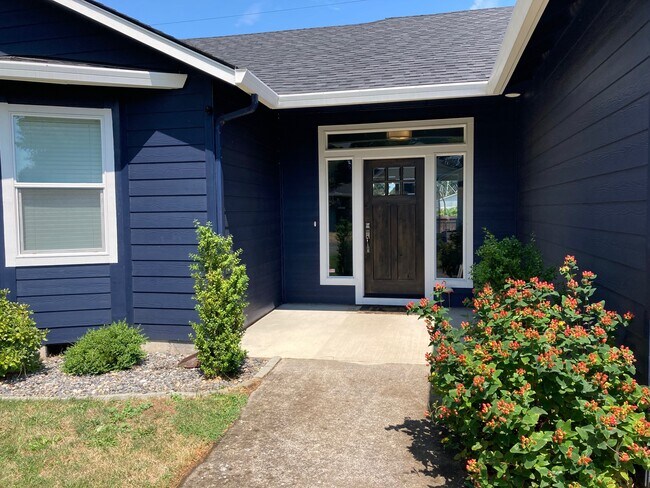 Hermosa entrada con puerta de madera sólida - 1016 NW 56th Way