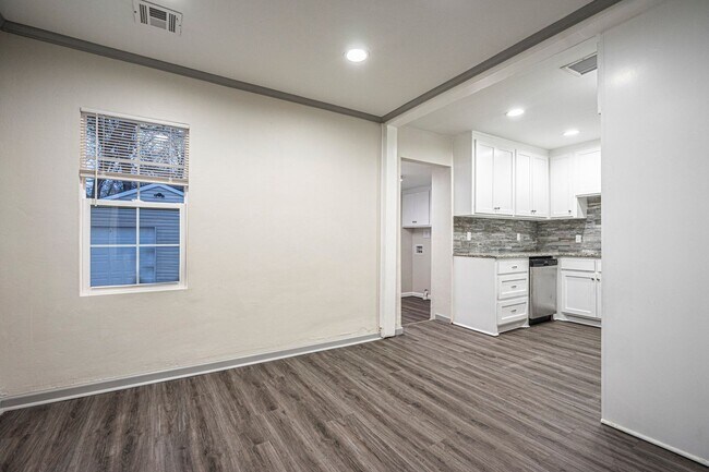 Foto del edificio - Updated 3 Bed 1 Bath - Large fenced in yar...