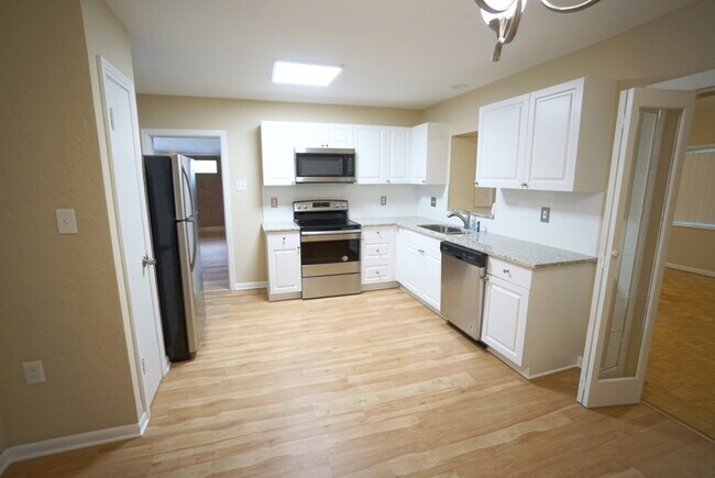 Foto del edificio - 3-Bed, 2-Bath, River Front Home in Seminole Heights