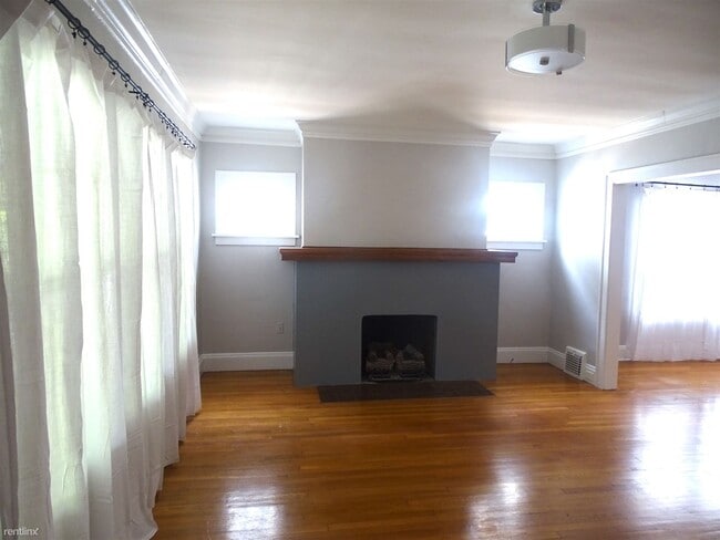 Building Photo - 6 br, 3 bath Duplex - 2217 Oakdale Road 2n...