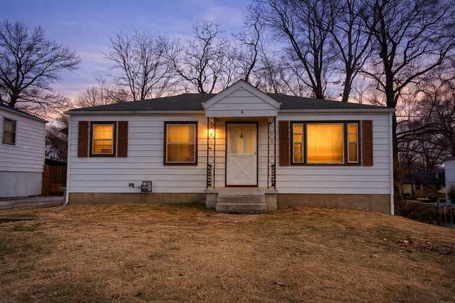 Comfort & Convenience on Cloverdale - Section 8 Friendly! - Comfort & Convenience on Cloverdale - Section 8 Friendly! House