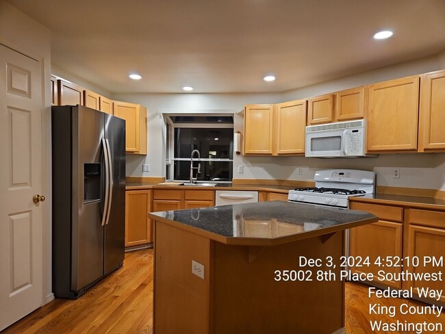 Building Photo - Federal way Campus Highlands 4 bedroom and...