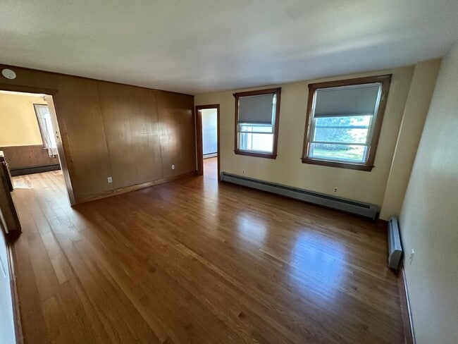 Building Photo - Updated Norwood 1st Floor Unit | Bright, S...