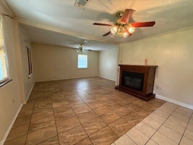 Foto del edificio - Vintage single story brick home